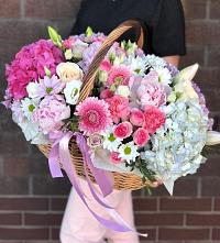 Цветочная композиция из Розы, Хризантемы, Пионы и Лизиантусы в корзине в Староникольское 